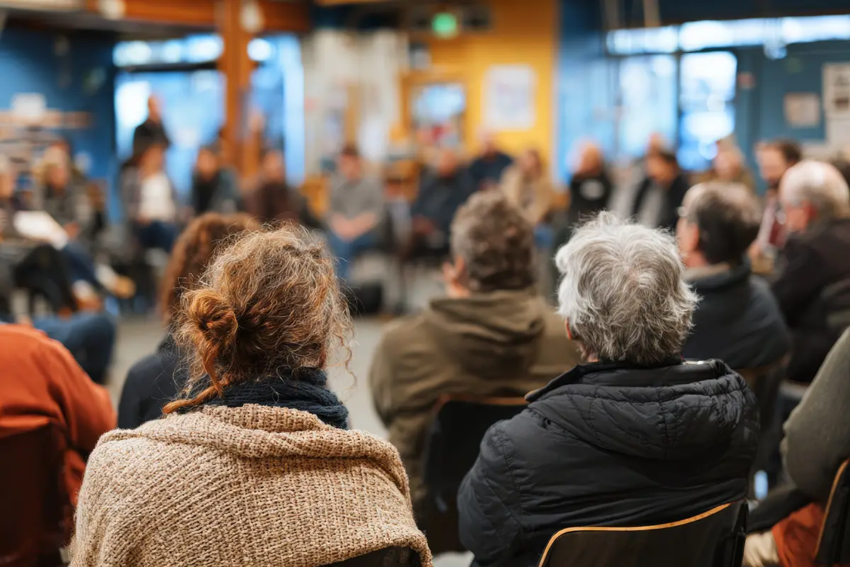 Veranstaltung zur Einbindung der Tarchon-Gemeinschaft. Eine Menschenmenge bei einer Bürgerbeteiligungsveranstaltung in Tarchon.