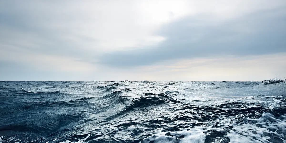Die rauen Wellen der Nordsee symbolisieren die Meeresumwelt entlang der Tarchon-Interconnector-Route.