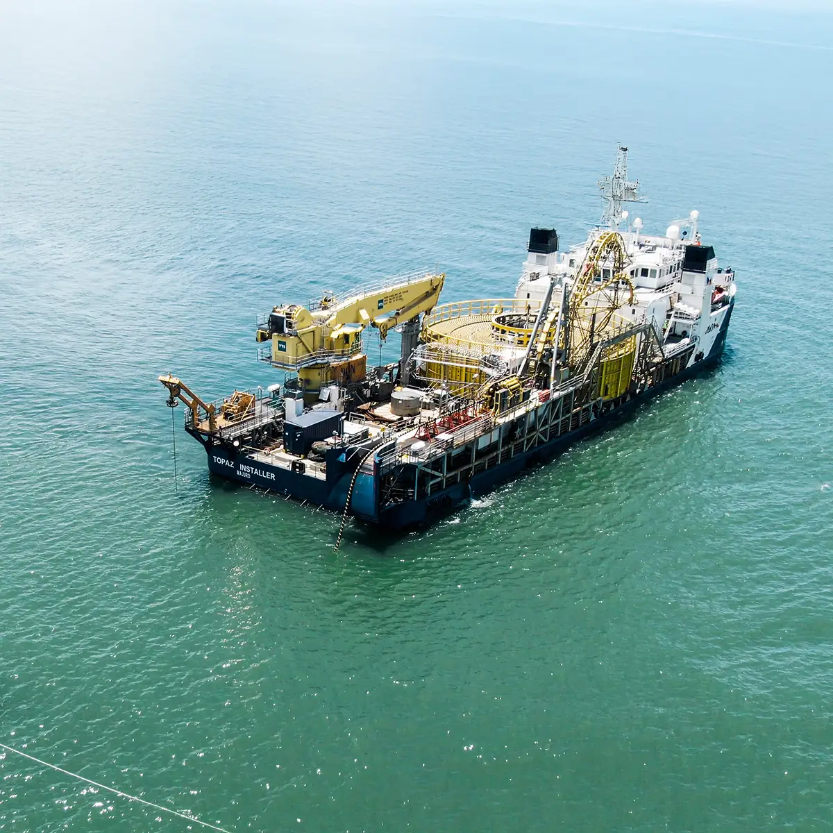 Das Pipeline-Verlegeschiff Topaz Installer führt Offshore-Installationsarbeiten für den Tarchon-Interkonnektor durch.